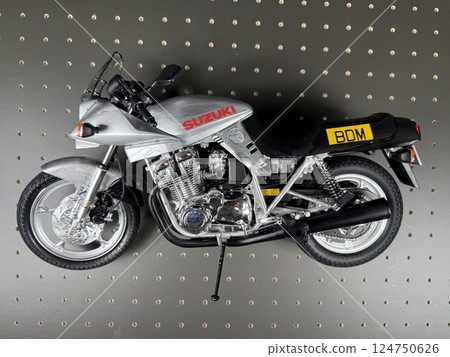 Let's make a large plastic model motorcycle 124750626