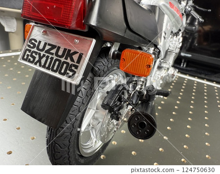 Let's make a large plastic model motorcycle 124750630