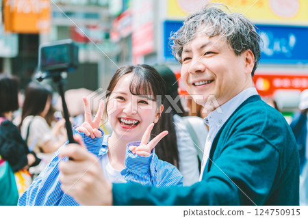 父女一起在大阪觀光 124750915