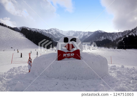 滑雪勝地斜坡上的一個大雪人 滑雪勝地斜坡上的一個大雪人 124751003