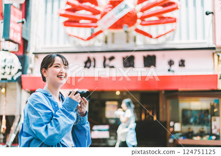 攝影師女孩拍攝大阪市的照片 124751125