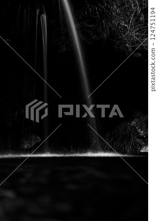 富士宮神馬瀑布的兩股水流 124751194