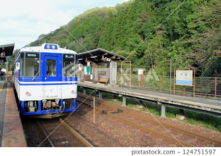 停靠在平福站的智頭特快列車 停靠在平福站的智頭特快列車 124751597