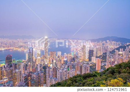 從香港太平山頂的夜景 從香港太平山頂的夜景 124751961