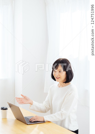 A middle-career woman having a sudden meeting on her day off A middle-career woman having a sudden meeting on her day off 124751996