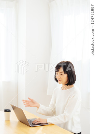 A middle-career woman having a sudden meeting on her day off A middle-career woman having a sudden meeting on her day off 124751997