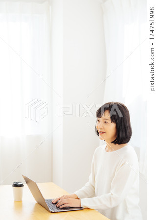 A middle-career woman having a sudden meeting on her day off 124751998