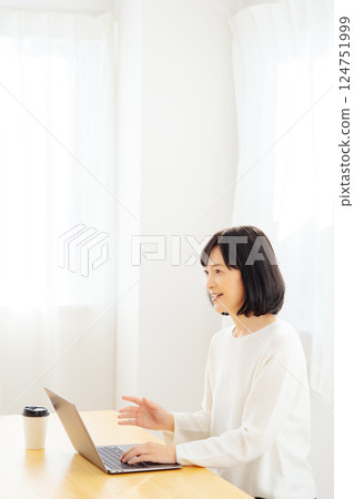 A middle-career woman having a sudden meeting on her day off A middle-career woman having a sudden meeting on her day off 124751999