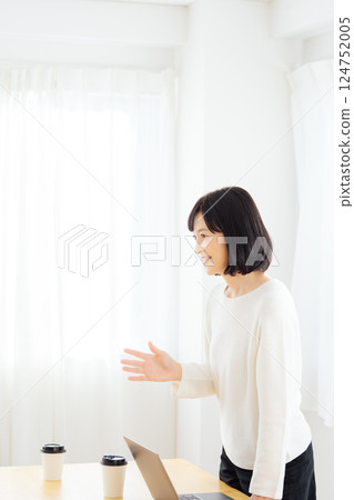 A middle-career woman having a sudden meeting on her day off 124752005