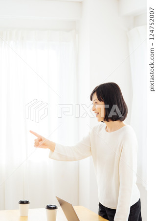 一位中年女性在休假期間突然參加一個會議 124752007