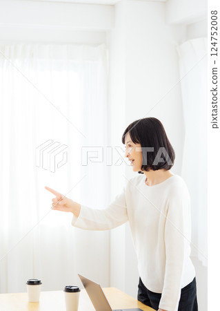 A middle-career woman having a sudden meeting on her day off A middle-career woman having a sudden meeting on her day off 124752008