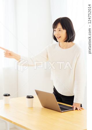 一位中年女性在休假期間突然參加一個會議 一位中年女性在休假期間突然參加一個會議 124752014