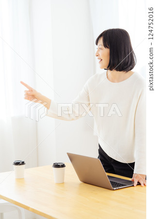 A middle-career woman having a sudden meeting on her day off A middle-career woman having a sudden meeting on her day off 124752016
