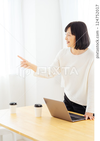 一位中年女性在休假期間突然參加一個會議 124752017