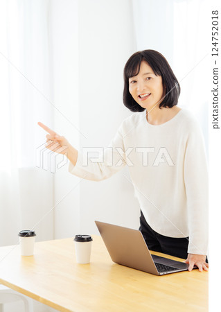 A middle-career woman having a sudden meeting on her day off 124752018