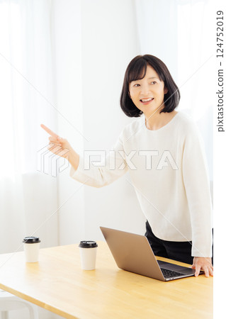 一位中年女性在休假期間突然參加一個會議 一位中年女性在休假期間突然參加一個會議 124752019