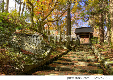 國崎半島二子寺山門的紅葉 國崎半島二子寺山門的紅葉 124752029