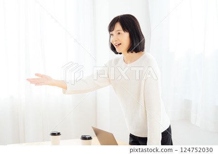 A middle-career woman having a sudden meeting on her day off A middle-career woman having a sudden meeting on her day off 124752030