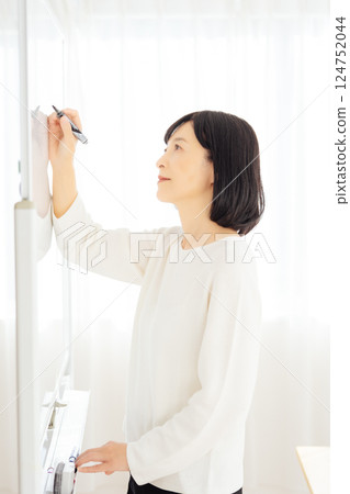A middle-career woman having a sudden meeting on her day off 124752044