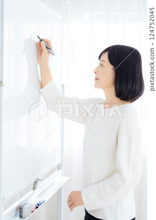 A middle-career woman having a sudden meeting on her day off 124752045