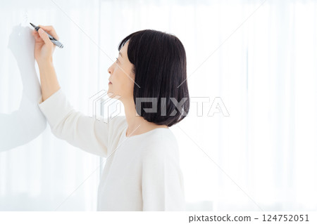 A middle-career woman having a sudden meeting on her day off 124752051