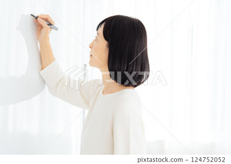 A middle-career woman having a sudden meeting on her day off A middle-career woman having a sudden meeting on her day off 124752052