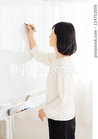 A middle-career woman having a sudden meeting on her day off A middle-career woman having a sudden meeting on her day off 124752056