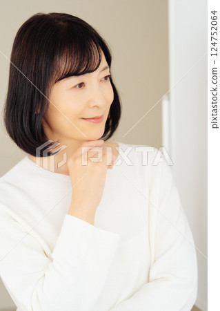 A middle-career woman having a sudden meeting on her day off A middle-career woman having a sudden meeting on her day off 124752064