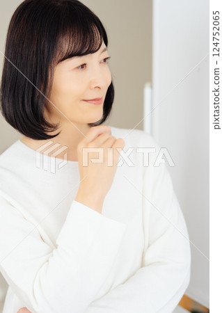 一位中年女性在休假期間突然參加一個會議 一位中年女性在休假期間突然參加一個會議 124752065