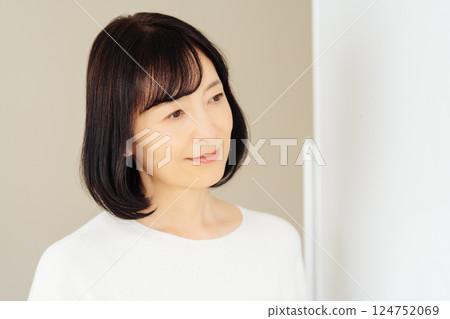 A middle-career woman having a sudden meeting on her day off A middle-career woman having a sudden meeting on her day off 124752069