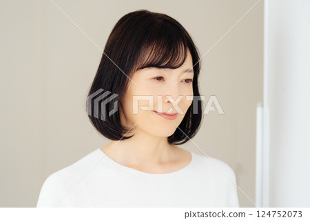 A middle-career woman having a sudden meeting on her day off A middle-career woman having a sudden meeting on her day off 124752073