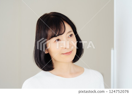 一位中年女性在休假期間突然參加一個會議 124752076