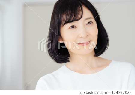 一位中年女性在休假期間突然參加一個會議 一位中年女性在休假期間突然參加一個會議 124752082