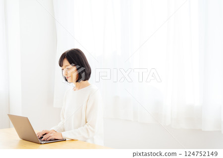 A middle-career woman having a sudden meeting on her day off 124752149