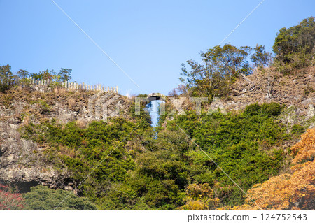 國崎半島天能寺矢馬溪無名橋和紅葉 124752543