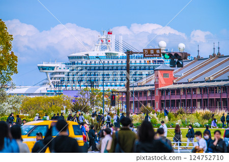 日本橫濱城市景觀，櫻木町站前。離開鐵路線後，就能看到萬國橋交叉口和紅磚倉庫。後面的公主 124752710