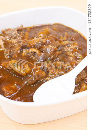 便利商店美味的日式牛肉便當 124752809