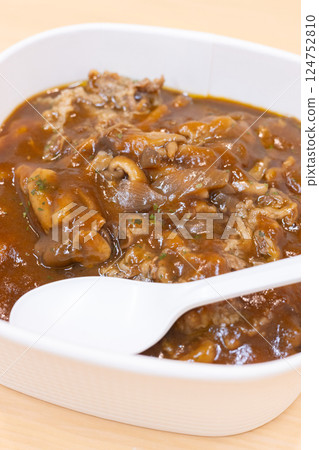 便利商店美味的日式牛肉便當 124752810