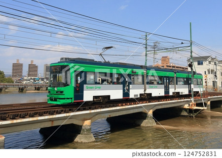 行駛在鋼橋上的廣島電鐵宮島線電車 124752831