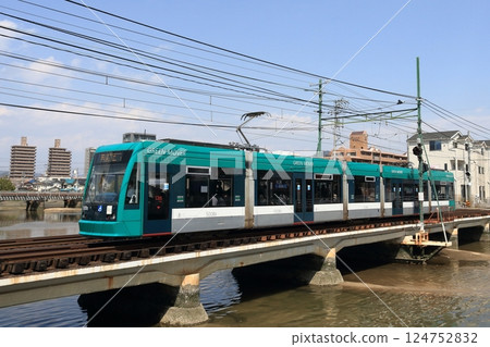 行駛在鋼橋上的廣島電鐵宮島線電車 行駛在鋼橋上的廣島電鐵宮島線電車 124752832