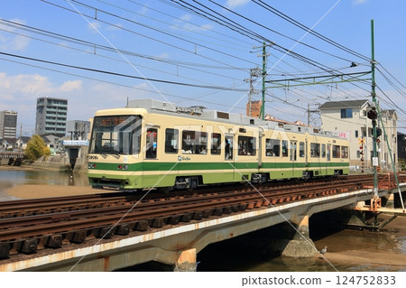 行駛在鋼橋上的廣島電鐵宮島線電車 124752833