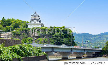 Kitsuki Ohashi and Kitsuki Castle over the Yasaka River 124752914