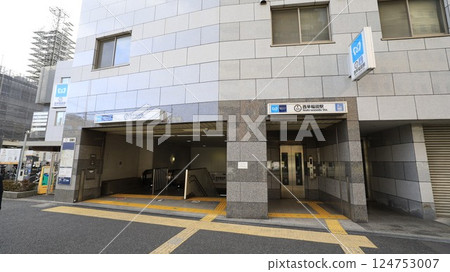 Escalators and elevators installed at Exit 2 of Nishi-Waseda Station on the Tokyo Metro Fukutoshin Line 124753007