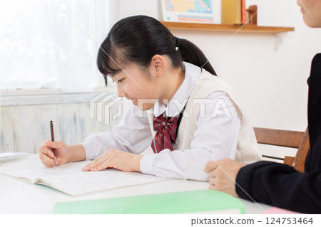 女學生接受個別指導 女學生接受個別指導 124753464