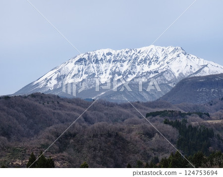 從內海眺望大山的2025年春天 從內海眺望大山的2025年春天 124753694