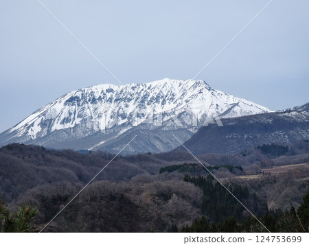 Spring 2025 at Mt. Daisen seen from the Inland Sea 124753699