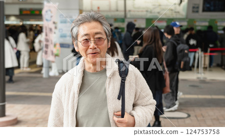 senior man walking in the city 124753758