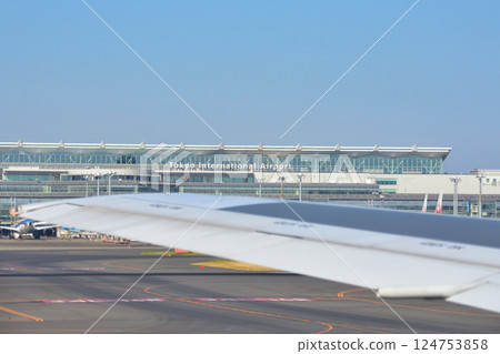 羽田機場和飛機起飛的景象 羽田機場和飛機起飛的景象 124753858