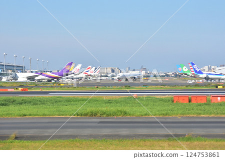 羽田機場和飛機起飛的景象 124753861