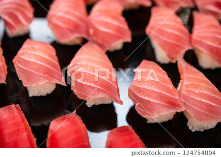 美味的鮪魚握壽司 124754004